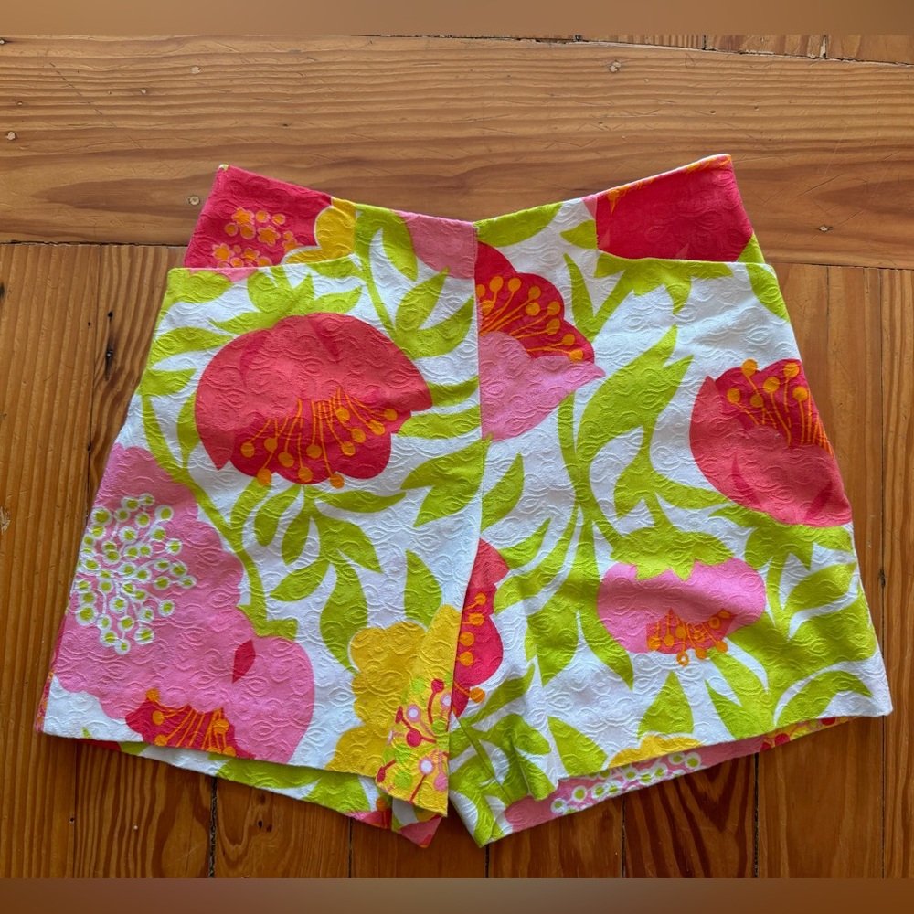 Lilly Pulitzer flower print shorts in Ladies Size 0